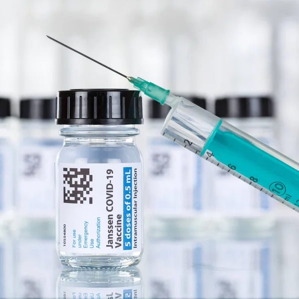 Stuttgart, Almanya - 19 Mart 2021 Johnson Coronavirus Aşısı Corona Virüsü COVID-19 Covid şırınga karesi Almanya 'da.