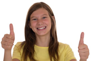 Başparmak gösteren genç kız.