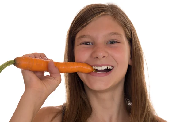 Gezond eten jong meisje met verse wortel — Stockfoto