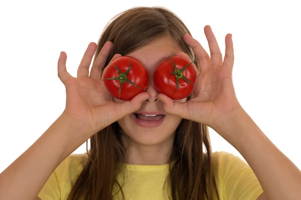 Note di alimentazione ragazza con pomodori vegetali sui suoi occhi — Foto Stock