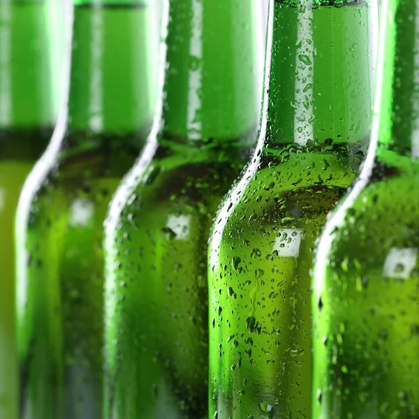 Bere în sticle cu picături de apă — Fotografie, imagine de stoc