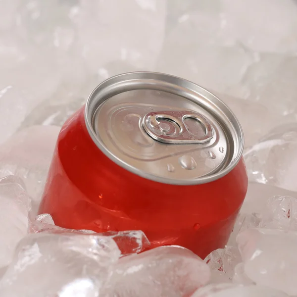 Bebida fría de cola en una lata sobre cubitos de hielo —  Fotos de Stock