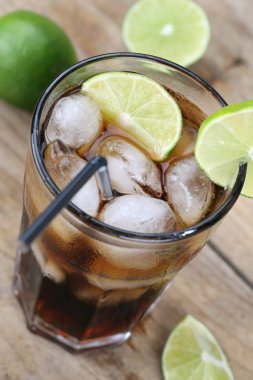 kola soda içmek buz küpleri ile