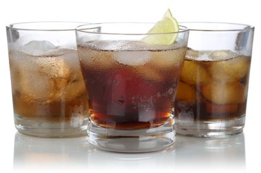 Viski, alkol ve buz küpleri ile cola