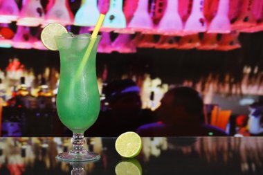 bir barda kokteyl yeşil meyve suyu