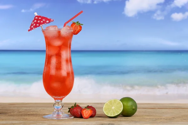 在海滩上的草莓水果鸡尾酒。 — 图库照片
