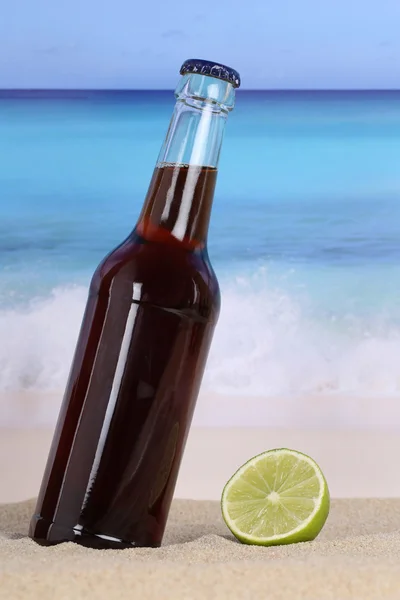 Cola szénsavas ital a parton — Stock Fotó
