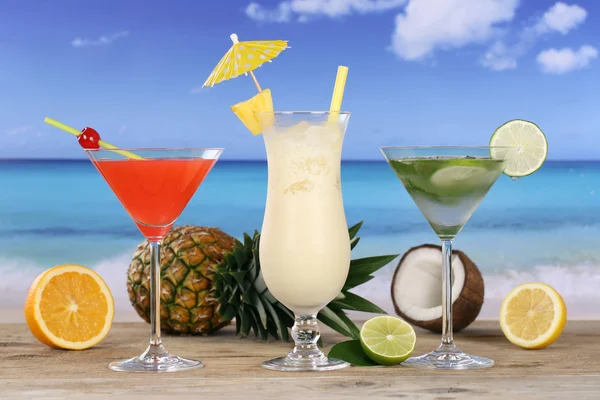 Cocktails and drinks on the beach and sea — Stock Photo, Image