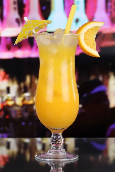 Cocktail de frutas de suco de laranja em um bar — Fotografia de Stock