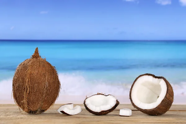 Frutta di cocco in estate sulla spiaggia — Foto Stock