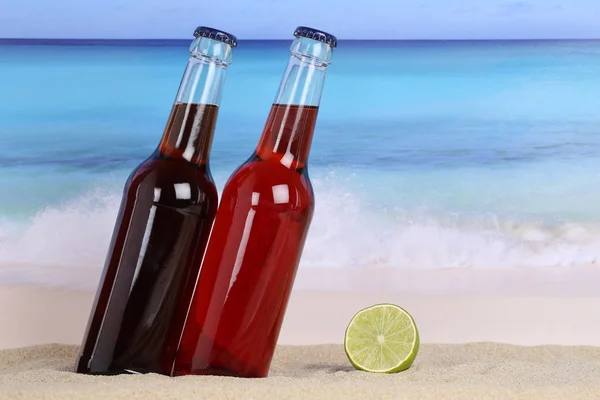 Cola és limonádé kólát inni a strandon — Stock Fotó