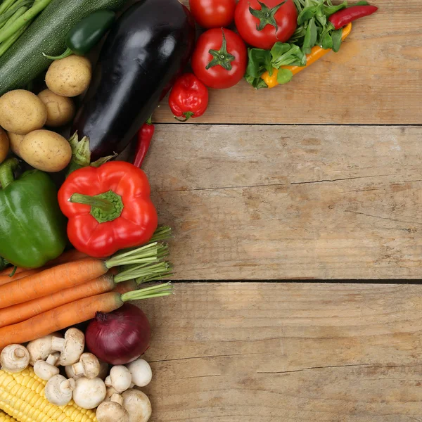 Legumes como páprica e tomate em tábua de madeira com copysp — Fotografia de Stock