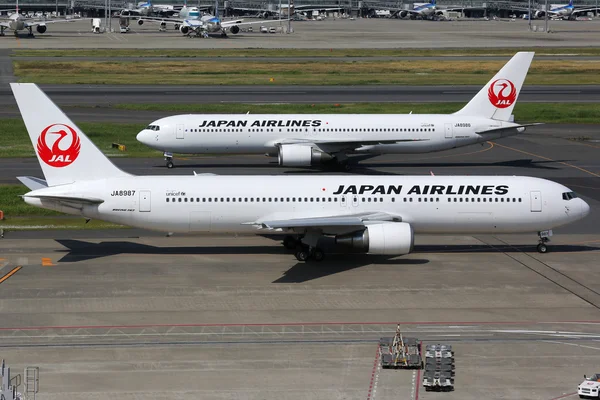 Japan Airlines Boeing 767-300 at Tokyo Haneda airport — Stock Photo, Image