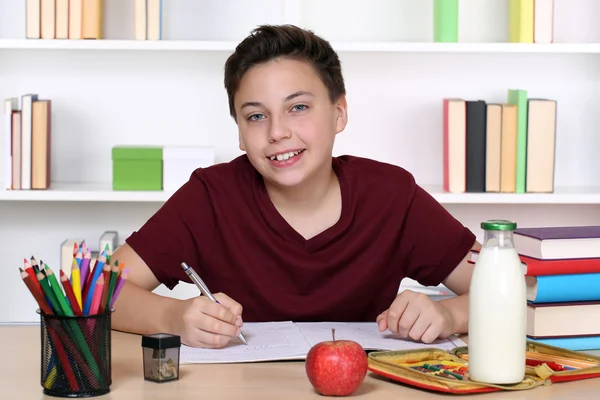 Jongen huiswerk op school — Stockfoto