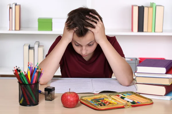 Jonge student wanhopige terwijl het doen van huiswerk — Stockfoto