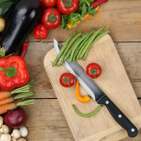 Gezond eten voorbereiden voedsel lachend gezicht groenten — Stockfoto