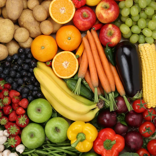 Frutas y verduras vegetarianas como manzanas, naranjas y tomate —  Fotos de Stock