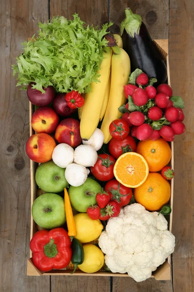 Shopping på marknaden frukt och grönsaker i rutan från ovan — Stockfoto