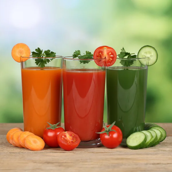 Jus de légumes sains à base de carottes, tomates et concombre — Photo