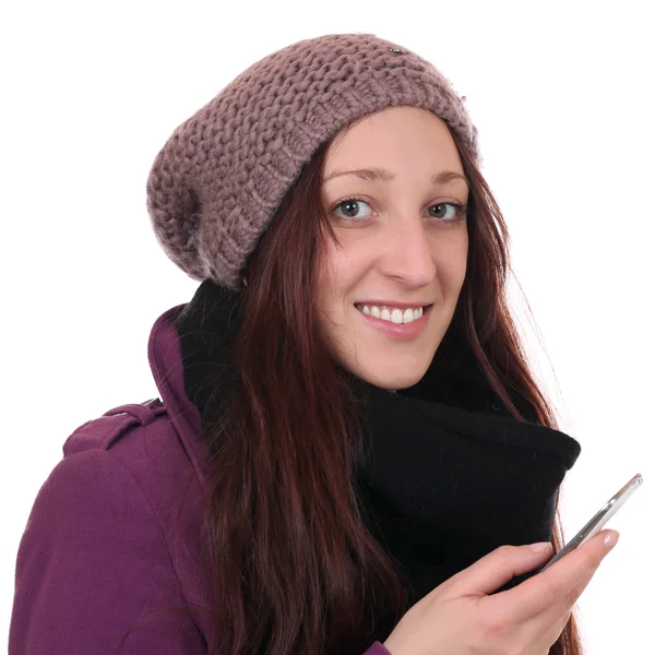 Jeune femme en hiver passer un appel avec un téléphone intelligent ou mobile — Photo