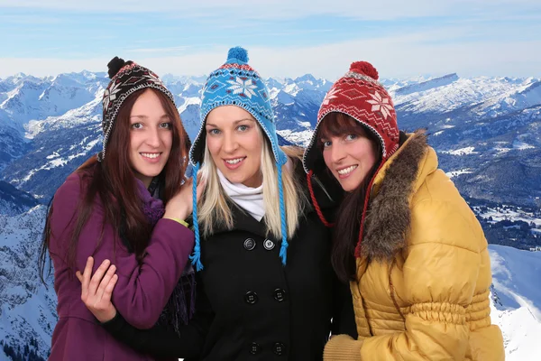 Gruppo di giovani donne sorridenti in inverno in montagna — Foto Stock