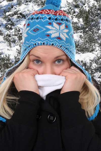Genç kadın ormanda kışın çok soğuk — Stok fotoğraf