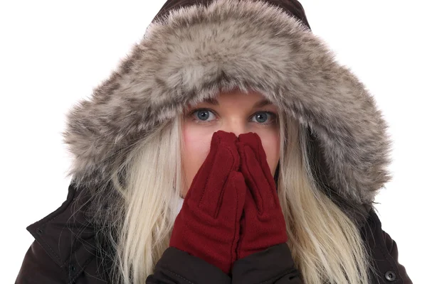 Mladá žena zmrazení v chladu v zimě s rukavice a čepici — Stock fotografie