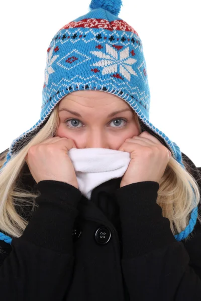 Młoda kobieta z WPR zamrożenie w zimie — Zdjęcie stockowe