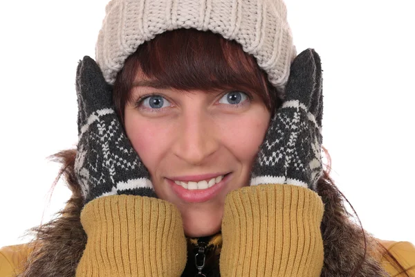 Portrait d'une jeune femme gelant dans le froid en hiver — Photo