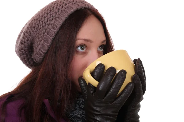 Mujer joven bebiendo taza de té en invierno y mirando hacia arriba —  Fotos de Stock