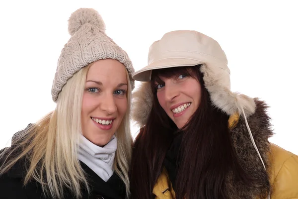 Dos mujeres sonrientes en invierno con bufanda y gorras —  Fotos de Stock