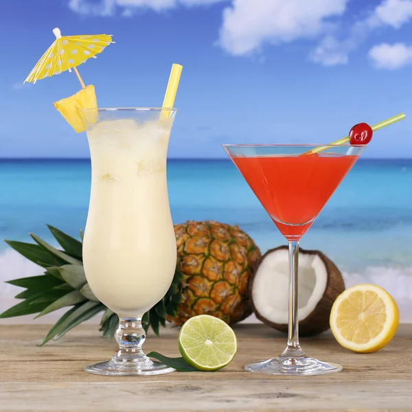 Cocktails and alcohol drinks on the beach — Stock Photo, Image
