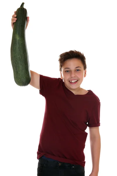 Gesundes Essen lächelnder Teenager-Junge mit Zucchini — Stockfoto