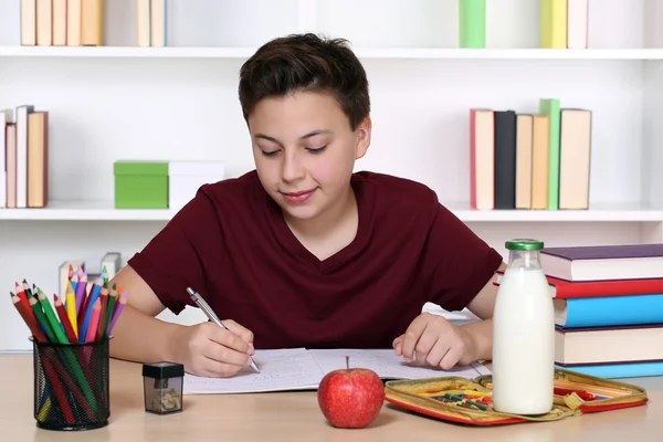 Estudiante escribiendo deberes en la escuela — Foto de Stock