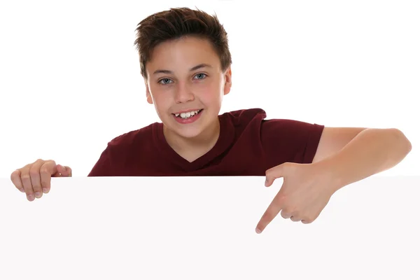 Kleiner Junge oder Teenager, der ein leeres Banner mit Kopierraum zeigt — Stockfoto