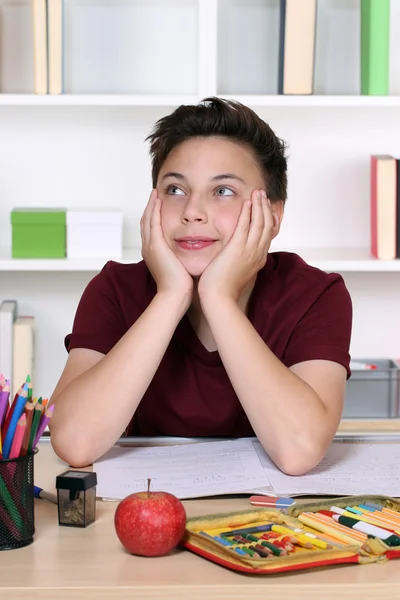 Día de estudiante joven soñando o relajándose en la escuela —  Fotos de Stock