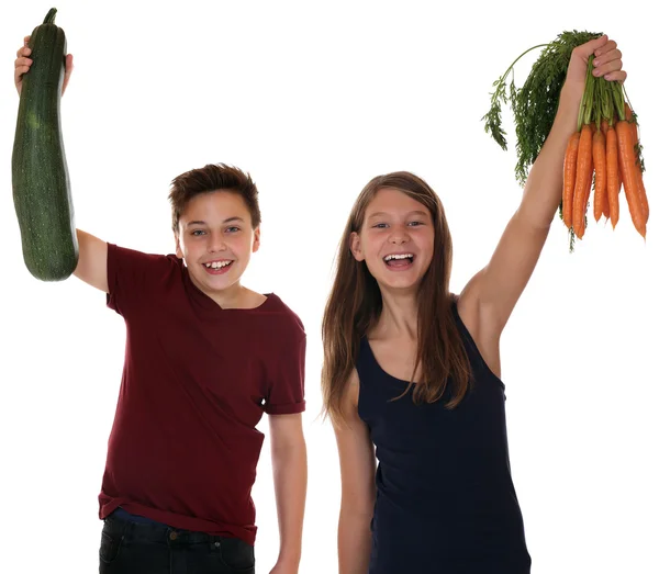 Gezond eten lachende kinderen met wortelen en zucchini vegeta — Stockfoto