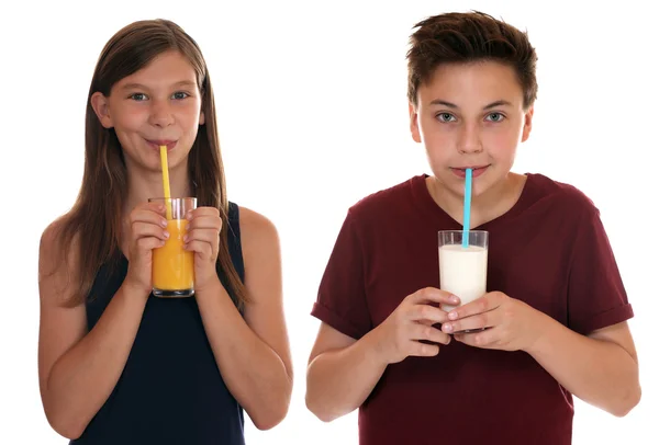 Egészséges táplálkozás gyermekek iszik tejet és narancslé — Stock Fotó
