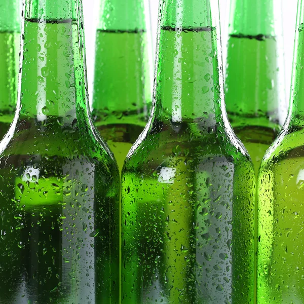 Bebidas de cerveja gelada em garrafas com gotas de água — Fotografia de Stock