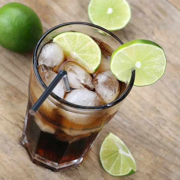 Bebida fria Cola com limas — Fotografia de Stock