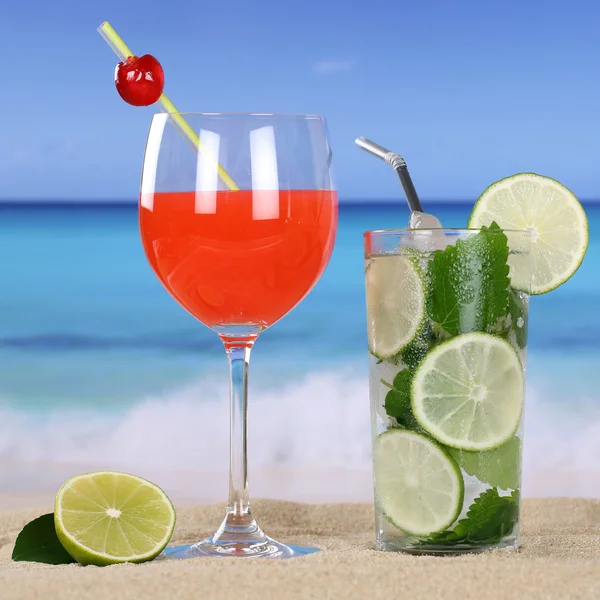 Cocktails and cold drinks on the beach and sea — Stock Photo, Image