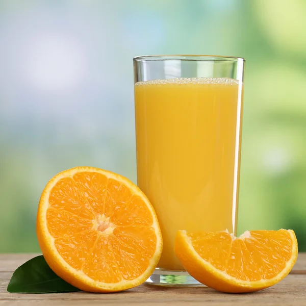 Estate, sole, succo d'arancia e arance — Foto Stock