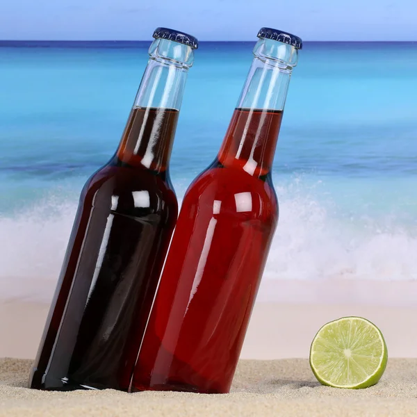 Cola en limonade frisdranken op het strand in zand — Stockfoto