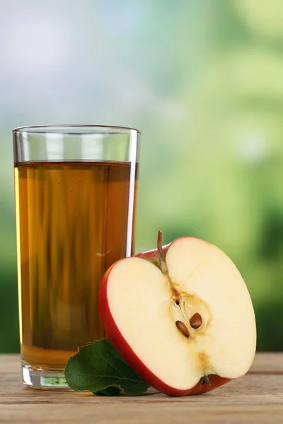 Apple juice and sliced apples in autumn — Stock Photo, Image