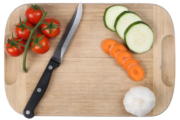 Preparazione di cibo, affettare verdure coltello sul tagliere — Foto Stock