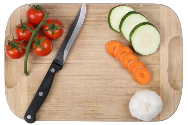 Förbereda mat, skivning grönsaker kniv på skärbräda — Stockfoto