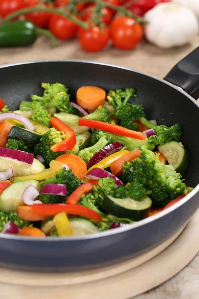 Preparación de verduras en sartén de cocción —  Fotos de Stock