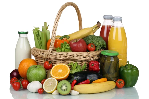 Fruits, légumes et boissons dans un panier — Photo