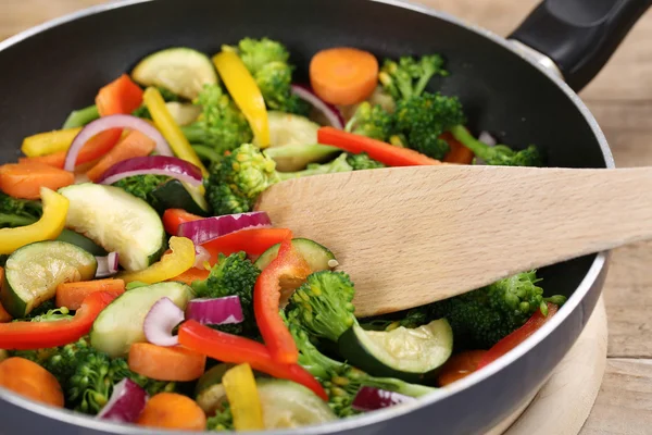 Preparación de verduras en sartén con espátula —  Fotos de Stock