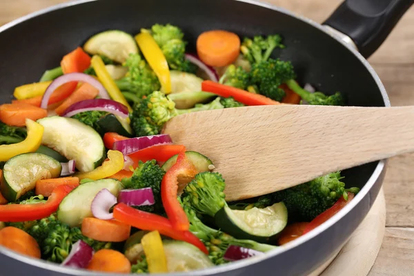 Zubereitung von Speisegemüse in der Pfanne mit Spachtel — Stockfoto